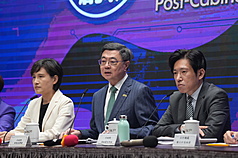 行政院會20日拍板116年度中央政府總預算，行政院長卓榮泰（中）與副院長鄭麗君（左）、秘書長張惇涵（右）出席記者會說明。