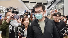 前總統陳水扁女兒陳幸妤離婚事件延燒，前夫趙建銘（圖）20日晚返台，大批媒體在高雄機場守候，趙建銘入境後不發一語僅發放聲明，內容強調若雙方未保密侵害隱私應賠償1億元。