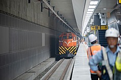 台南鐵路地下化工程動工逾6年，交通部長陳世凱21日視察台南車站工程現場，聽取報告並肯定工程團隊多年努力，也期許能夠提前通車。
（交通部鐵道局提供）
