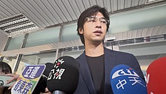藝人陳柏霖涉偽造高血壓閃兵，21日首度赴新北地院出庭，在庭上認罪並請求緩刑。庭後受訪表示，未來他會更謹慎地做每一個選擇，尊重司法全力配合法院程序。