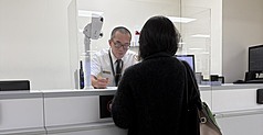 移民署國境事務大隊松山機場隊21日表示，近期發現大陸民眾以探親等名義申請來台灣，入境查驗卻發現不符申請許可目的，1至6月共查獲7件，會持續嚴謹查核來台目的。圖為機場查核示意。（移民署提供）