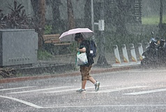 中央氣象署持續發布豪雨特報，並預計於22日下午5時啟動較大規模或較劇烈豪雨作業，晚間8時30分舉行記者說明會。