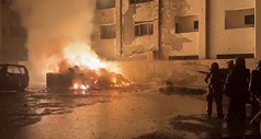 台南市安南區海佃路22日凌晨發生住宅區空地廢棄物起火爆炸，延燒8戶及20輛車，消防人員趕往灌救，但仍造成3名消防人員及10名民眾受傷送醫。（台南市消防局提供）