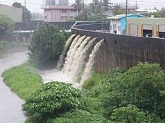 受西南風偏強及低壓帶影響，台南市雨勢不斷，局部地區21日累積雨量突破250毫米，水利單位全力抽水因應。因降雨劇烈，台南市災害應變中心22日7時二級開設(圖:台南市政府提供/中央社）