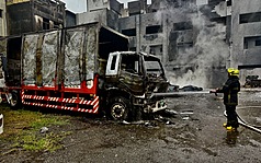 台南市安南區海佃路住宅區一處空地廢棄物22日凌晨起火爆炸，火勢延燒民宅，波及各式車輛，多人受傷送醫，現場火勢熄滅後一片狼藉。（台南市政府提供）