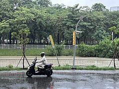 受到西南風偏強及低壓帶影響，高雄持續降下豪雨，包括鳳山、仁武、楠梓、岡山等多處都出現淹水災情。圖為鳳山下雨情形，溝渠裡的水位高漲。