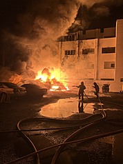 台南市安南區海佃路住宅區空地廢棄物22日凌晨起火爆炸，延燒11戶，造成15人受傷，消防人員到場灌救，4個多小時後撲滅火勢。