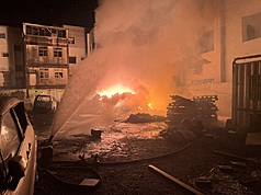 台南市安南區海佃路住宅區空地廢棄物22日凌晨起火爆炸，造成15人受傷。警方已通知涉案2名男子到案說明，市府表示，全案將依法送辦。