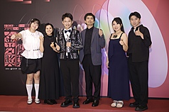 第37屆傳藝金曲獎頒獎典禮22日晚間在台灣戲曲中心登場，最佳年度作品獎由義興閣掌中劇團以作品「英雄製造」獲獎，劇團團長王凱生（左3）率團隊開心領獎。