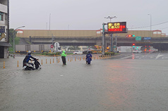 國道1號台南仁德交流道周邊23日清晨因雨勢出現積淹水，仁德交流道北向入口一度封閉，機車騎士牽車勉強涉水通過積水路段。