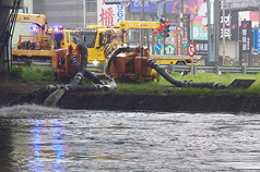 台南部分地區23日清晨出現積淹水狀況，市府在國道1號仁德交流道附近以抽水機加強排水。