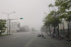 台南市永康區崑大路、大灣路一帶23日上午雨後出現積淹水，有車輛疑似來誤入積水路段故障。