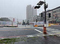 受西南風偏強及低壓帶影響，高雄23日豪雨不斷，多處道路及路口出現積淹水災情。（張博洋提供）