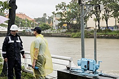 高雄豪雨不斷，民進黨高雄市長參選人賴瑞隆（左）23日一早到各地視察水情。（賴瑞隆辦公室提供）