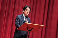 總統賴清德23日赴金門太武山公墓主持823戰役勝利68週年追悼典禮，在與參戰官兵與遺族午宴時致詞表示，和平不是天上掉下來，犧牲主權委屈投降的和平協議只會換來屈辱，不會帶來真正和平，「823戰役勝利就是以實力確保和平的最佳證明」。