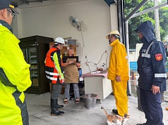 高雄市政府因應豪雨，災害應變中心自23日下午起由二級提升為一級開設；在六龜與茂林等山區共34條溪流發布土石流紅色警戒，市府一共撤離2203人。（高雄市民政局提供）
