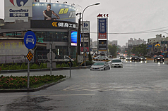 中南部強降雨釀災，外界質疑治水成效。經濟部今天(26日)強調，秉持治水預算用於刀口原則，協助地方改善水患。目前縣市管河川及區域排水治理率已由19%提升至46%。圖為24日國道1號仁德交流道平面道路嚴水。