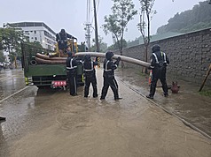 南部地區24日持續豪雨，第四作戰區派遣1072名兵力待命救災。圖為官兵協助清淤、抽水。（第四作戰區提供）