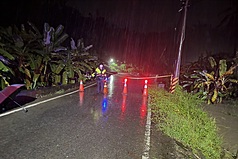 高雄連日豪大雨，田寮區內安橋往內安方向23日下午遭土石泥流淹沒坍方，造成30多名住戶受困。警方到場拉設封鎖線、架設警示燈，並管制車輛通行。（高雄湖內警分局提供）