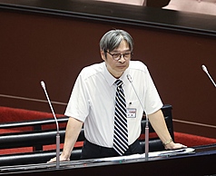 立法院全院委員會24日審查監察院人事同意權案，監察委員被提名人林佳範列席，回應朝野立委詢問。