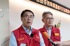 經濟部次長賴建信（右）24日與台南市長黃偉哲（左）出席台南市災害應變中心會議，宣布曾文水庫將從下午6時進行調節性放水。（台南市政府提供）