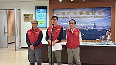 高雄連日豪大雨，市長陳其邁（中）24日下午在災害應變中心會議後說明，這次24小時累積雨量測得最高的是在楠梓區測站，達567毫米，3天累積雨量達913毫米，降雨水準超越莫拉克風災。