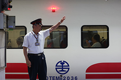 預估雨勢將趨緩，台鐵表示，25日全線列車正常行駛。