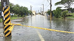 經濟部25日表示，「0822豪雨淹水慰助」，住屋淹水達30公分以上、未達50公分者，經地方政府認定有家電財損，每戶加發家電財損慰助金新台幣1萬元；最高每戶可領取3萬元。(資料照/屏東縣政府提供)