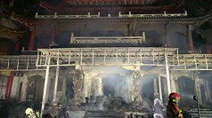 台北市文山區指南宮凌霄寶殿24日晚間發生火災，現場付之一炬，所幸無人傷亡，詳細燒損面積和起火原因仍待後續調查釐清。