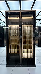 輝達（NVIDIA）美國時間24日表示，AI推論加速平台Groq 3 LPX機櫃（右）已全面量產。圖為輝達在GTC大會的現場展示。(檔案照)