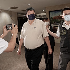 國民黨立委陳雪生涉嫌利用親友詐領助理費、收受廠商提供助理使用等案件，案經雄檢移轉管轄，台北地檢署24日指揮調查局台北市調查處、南機站搜索並約談陳雪生等27人。圖為25日凌晨陳雪生（左）在檢調人員陪同下抵達台北地檢署。