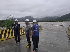 花蓮南區鄉鎮富里、玉里24日都降下單日逾300毫米雨量，玉長、崙天便道都遭洪水沖毀，相關災損公所提報縣府研議後續搶修作業；富里鄉長江東成（中）與公所團隊現勘。
（富里鄉公所提供）