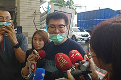 前總統陳水扁女兒陳幸妤離婚風波，前夫趙建銘（中）25日在台南麻豆新樓醫院外受訪表示，盼雙方好聚好散，這也是在離婚爭議傳出後，趙建銘首度親自對外說明。