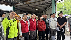 LG
卓榮泰視察屏東大湖排水　聽取簡報
行政院長卓榮泰（前左3）25日由經濟部長龔明鑫
（前左2）、屏東縣長周春米（前左4）、民進黨立委
徐富癸（前左）、國民黨立委蘇清泉（前右2）等人
陪同，到麟洛鄉視察大湖排水整治計畫，並聽取簡
報。
中央社記者李卉婷攝　115年8月25日