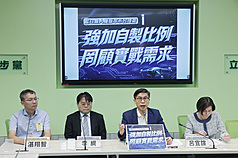 民進黨立委鍾佳濱（右2）邀請台翔航太工業代理總經理呂宜諠（右）、台大無人載具研發設計中心主任李綱（左2）、知洋科技總經理湛翔智（左）25日在立法院舉行記者會指出，無人載具產業需要投入龐大資金設置產線、開模，行政院版草案具「特別預算一次編列、跨年期逐年執行」的穩定性。