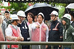 受到低氣壓及西南風影響，高雄、屏東、台南及嘉義縣市連續強降雨，造成災情。總統賴清德（前右3）25日到高雄岡山視察土庫排水及五甲尾滯洪池改善情形。高雄市長陳其邁（前右2）、民進黨立委許智傑（前右1）等人陪同。