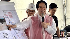 賴清德總統（中）25日到高雄市視察永安北溝排水改善工程，並聽取排水治理等相關內容簡報。