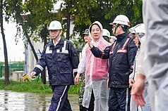LG
賴瑞隆陪總統視察治水
高雄連日豪雨，民進黨高雄市長參選人賴瑞隆
（左）25日陪總統賴清德（左2）視察治水計畫。
（賴瑞隆辦公室提供）
中央社記者蔡孟妤傳真　115年8月25日