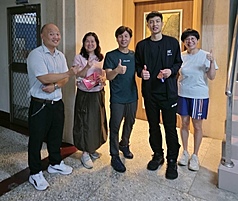 台灣羽球一哥周天成（右2）與物理治療師高敏珊（右1），受台南少年觀護所所長許國賢（中）之邀，2度探訪少觀所，和孩子們互動。（高敏珊提供）
