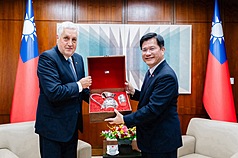 巴拉圭外交部次長艾蘭達（Miguel Angel Aranda，另譯：阿藍達，左）25日拜會外交部長林佳龍（右）。
( 外交部提供)