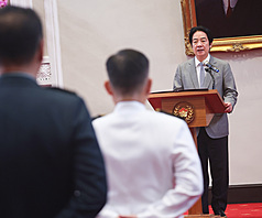 賴清德總統(後右)主持9月份將官晉任授階典禮，表示政府將發展無人載具等新興戰力，建構可恃的防衛戰力。
