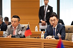 立法院副院長江啟臣（右）26日率跨黨派代表團出席「亞洲太平洋國會議員聯合會」（APPU）大會閉幕式。（立法院提供）