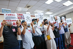 包租代管龍頭兆基屋管大股東捲入財務糾紛，民眾黨
立法院黨團26日下午在立法院舉行兆基風暴受害者協
調會，受害者集體發聲，要求兆基負責。