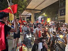 26日晚間，越南在兩年一度的東協足球錦標賽再度扳倒宿敵泰國，以總分4比2成功衛冕二連霸，為隊史第四冠。民眾興奮衝上街頭「滴胞」，主幹道上擠滿歡慶群眾，機車狂按喇叭，情緒高漲。