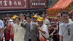 賴清德總統（前左2）27日出席新竹都城隍廟「竹塹中元城隍祭-奉旨遶境賑孤」團拜活動，並與新竹市長高虹安（前左1）一同參與起駕儀式、扶轎行走。