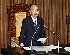 CD
立院三讀通過無人機條例　韓國瑜敲槌
立法院會27日三讀通過「強化國防自主暨無人載具產
業發展條例」，明定主管機關為經濟部，但涉及國防
軍用採購事項，主管機關為國防部。圖為立法院長韓
國瑜敲下議事槌宣布條例三讀完成。
中央社記者張皓安攝　115年8月27日
