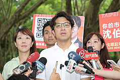 民進黨台北市長參選人沈伯洋(前中)28日上午赴象山公園掃街拜票，針對北市普發現金、無菸城市政策質疑蔣萬安說法反覆。