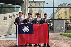教育部選派優秀學子參加2026年國際地球科學奧林匹亞競賽，由學生黃鼎祐（左起）、王翌澄、施子閎、劉信澤代表出賽，28日從義大利傳回捷報，獲得2金2銀。
（教育部提供）