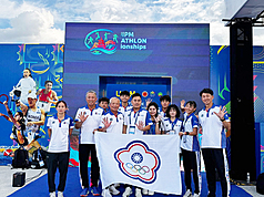 2026年現代五項世界錦標賽在中國貴陽登場，由理事長蘇信誠（前左4）率隊親征，台灣小將雖未能晉級決賽，依舊收穫滿滿。（中華民國現代五項暨冬季兩項運動協會提供）