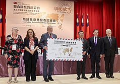 聯合國反貪腐公約（UNCAC）第3次國家報告國際審查會議日前落幕，結論性意見發布記者會28日在台北舉行，5名國際專家學者會中將結論性意見交給行政院政務委員林明昕（右3）。